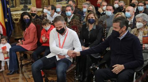 Cálido apretón de manos entre OIaizola y Unzué Cálido apretón de manos entre OIaizola y Unzué