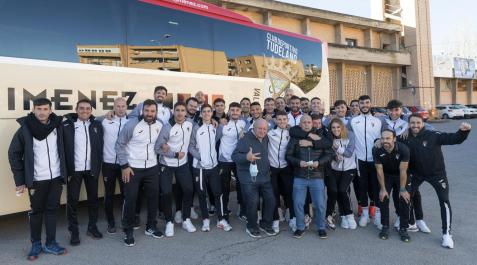 La plantilla del Tudelano, ayer a las 11 horas en el Ciudad de Tudela, minutos antes de subirse al autobús y ponerse rumbo a Galicia La plantilla del Tudelano, ayer a las 11 horas en el Ciudad de Tudela, minutos antes de subirse al autobús y ponerse rumbo a Galicia