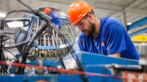 Hombre trabajando En el último año ha crecido el número de empleados de Formación Profesional