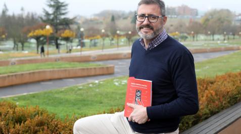 Alberto Nahum García Alberto Nahum García, posando con un ejemplar de 'Series contra cultura', el pasado martes en el Museo Universidad de Navarra.