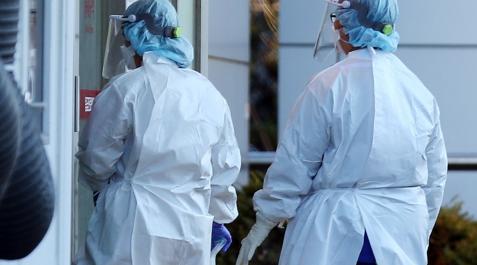 omicron Dos médicos en Corea del Sur, en un hospital donde se han detectado casos de Omicron