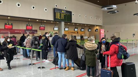 Salida de viajeros desde el aeropuerto de Pamplona Salida de viajeros desde el aeropuerto de Pamplona