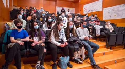 Varios de los chicos y chicas que participaron en el estudio realizado durante once meses en la presentación de los datos Varios de los chicos y chicas que participaron en el estudio realizado durante once meses en la presentación de los datos