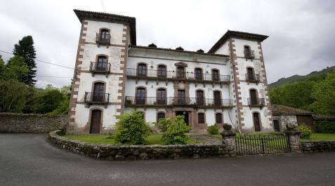 Los tres palacios en los que residió Valle-Inclán, solo o con su familia, durante sus estancias en Navarra: en el sentido de las agujas del reloj: Jarola, en Elbetea, junto a Elizondo: Argamasilla en Aoiz y Reparacea en Oieregi, cerca de Bértiz. Los tres palacios en los que residió Valle-Inclán, solo o con su familia, durante sus estancias en Navarra: en el sentido de las agujas del reloj: Jarola, en Elbetea, junto a Elizondo: Argamasilla en Aoiz y Reparacea en Oieregi, cerca de Bértiz. gobierno de navarra