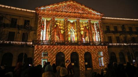En los primeros compases de la proyección, la bandera de Navarra llenó de rojo la fachada del Palacio hacia Carlos III En los primeros compases de la proyección, la bandera de Navarra llenó de rojo la fachada del Palacio hacia Carlos III