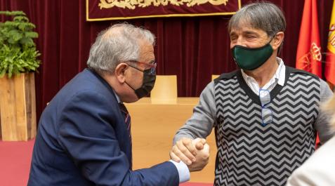 Luis Sabalza saluda a Tatono Arregui en la entraga Luis Sabalza saluda a Tatono Arregui en la entraga