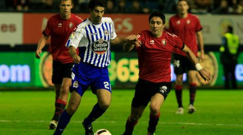 Valerón y Nekounam en el partido de El Sadar de 2010