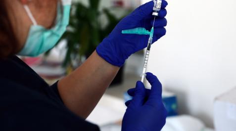 vacuna Una sanitaria prepara una vacuna contra la covid.