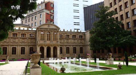 El Palacio de Navarra, en la Avenida San Ignacio de Pamplona y, al fondo, el edificio de la Hacienda Foral El Palacio de Navarra, en la Avenida San Ignacio de Pamplona y, al fondo, el edificio de la Hacienda Foral