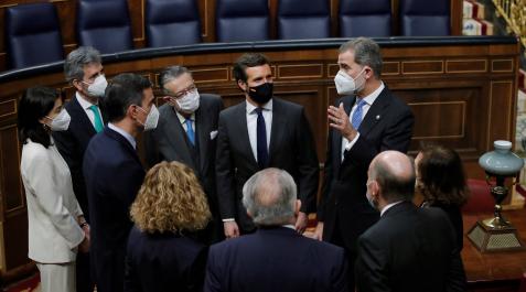 El rey Felipe VI (d) conversa con Miquel Roca (2d, de espaldas), uno de los El rey Felipe VI (d) conversa con Miquel Roca (2d, de espaldas), uno de los