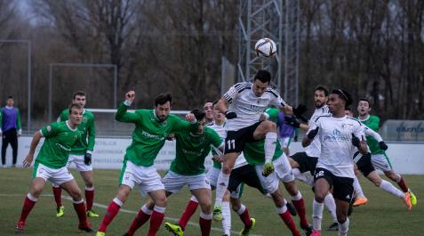 El delantero del Burgos Promesas Nacho Heras, autor del gol de su equipo, remata de cabeza un córner defendido por el San Juan. diario de burgos El delantero del Burgos Promesas Nacho Heras, autor del gol de su equipo, remata de cabeza un córner defendido por el San Juan. diario de burgos