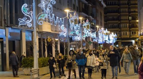 Vista de la iluminación instalada en la céntrica calle Gaztambide-Carrera de Tudela Vista de la iluminación instalada en la céntrica calle Gaztambide-Carrera de Tudela