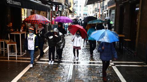 Los pamploneses llevan dos semanas abriendo el paraguas. En la imagen, paseantes por la calle Estafeta de Pamplona Los pamploneses llevan dos semanas abriendo el paraguas. En la imagen, paseantes por la calle Estafeta de Pamplona