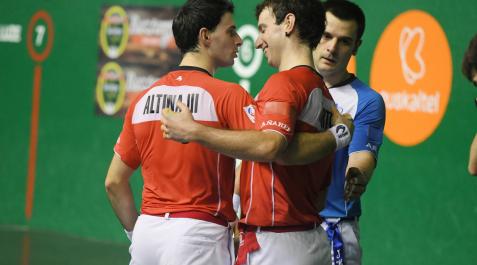 Altuna III y Martija Altuna III y Martija se abrazan y felicitan tras ganar a Elezkano II-Zabaleta en el partido disputado este lunes en el frontón Beotibar de Tolosa