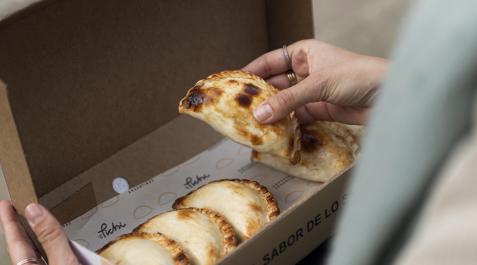 Una caja de empanadas argentinas de Las de Pichi Una caja de empanadas argentinas de Las de Pichi