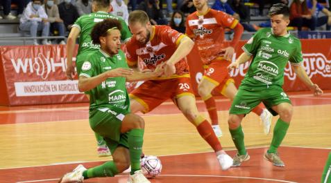 Juninho, rodilla al suelo, trata de impedir el avance de Solano. Detrás sigue la jugada Carlos Vento Juninho, rodilla al suelo, trata de impedir el avance de Solano. Detrás sigue la jugada Carlos Vento
