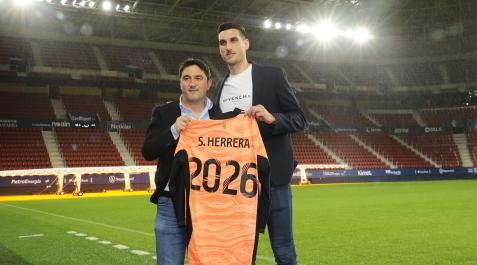 SHerrera El director deportivo del .A. Osasuna, Braulio Vázquez, posa junto a Sergio Herrera tras la rueda de prensa de su renovación