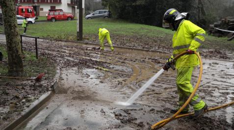 Bomberos voluntarios de Bera limpian de barro la zona de Zubizabal Bomberos voluntarios de Bera limpian de barro la zona de Zubizabal