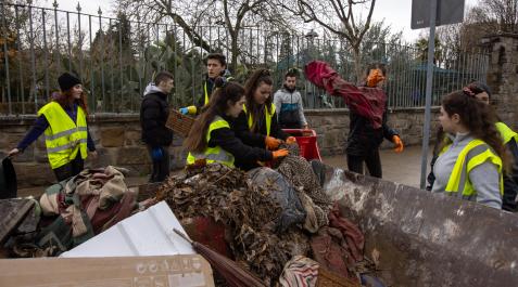 Un grupo de voluntarios tirando restos junto al parque municipal del palacete Un grupo de voluntarios tirando restos junto al parque municipal del palacete