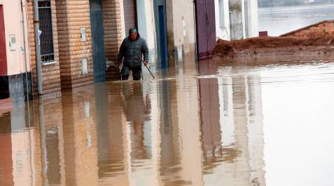 José Feliciano Osés, con el agua a la altura de la rodilla, camina por la calle La Fuente, una de las tres afectadas por la crecida del Ebro en Buñuel José Feliciano Osés, con el agua a la altura de la rodilla, camina por la calle La Fuente, una de las tres afectadas por la crecida del Ebro en Buñuel