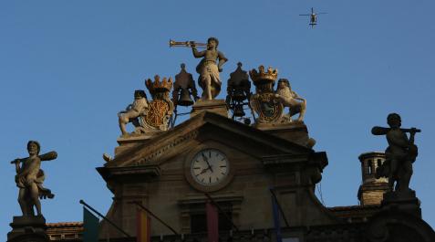 Un helicóptero sobrevuela el Ayuntamiento de Pamplona en una imagen de 2017 Un helicóptero sobrevuela el Ayuntamiento de Pamplona en una imagen de 2017