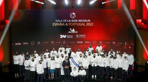 estrellas michelin Fotografía de familia con los premiados con estrella Michelin