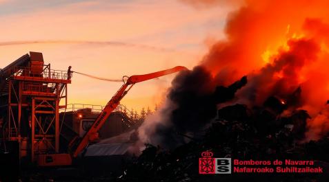 Una máquina retira chatarra del montón incendiado en la campa de la empresa Una máquina retira chatarra del montón incendiado en la campa de la empresa