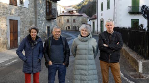 LOS PONENTES, EN RONCAL Desde la izda.: Silvia Calvo Petrotx (apyma Julián Gayarre de Roncal), Mikel Aoiz Iriarte (alcalde de Ochagavía y miembro de la Mesa del Pirineo), Idoia Pérez Huici (Proyectos Estratégicos del Gobierno) y Mikel Belasko Ortega (dire LOS PONENTES, EN RONCAL Desde la izda.: Silvia Calvo Petrotx (apyma Julián Gayarre de Roncal), Mikel Aoiz Iriarte (alcalde de Ochagavía y miembro de la Mesa del Pirineo), Idoia Pérez Huici (Proyectos Estratégicos del Gobierno) y Mikel Belasko Ortega (director del colegio e instituto de Roncal)