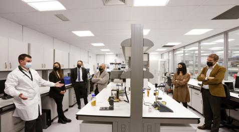 Jesús Garzaron Francisco Martín explica los nuevos desarrollos durante la visita institucional al nuevo laboratorio.