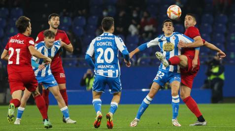 Un lance del partido Deportivo-Osasuna Un lance del partido Deportivo-Osasuna