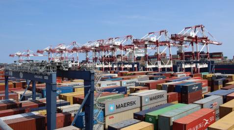 Contenedores en el puerto marítimo de Barcelona Contenedores en el puerto marítimo de Barcelona