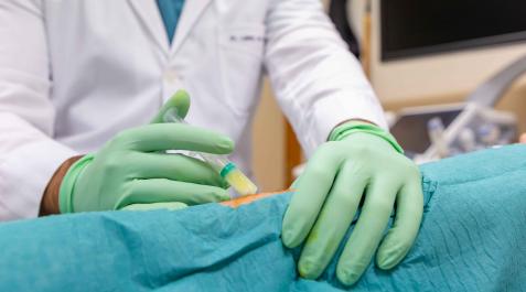 El Dr. Lamo de Espinosa administrando el preparado celular en la rodilla de un paciente con artrosis El Dr. Lamo de Espinosa administrando el preparado celular en la rodilla de un paciente con artrosis