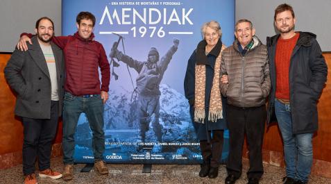 mendiak De izda. a dcha: Daniel Burgui, Luis Arrieta, Trini Cornellana, Gregorio Ariz y Jesús Iriarte, ayer, en los cines Golem de Pamplona.