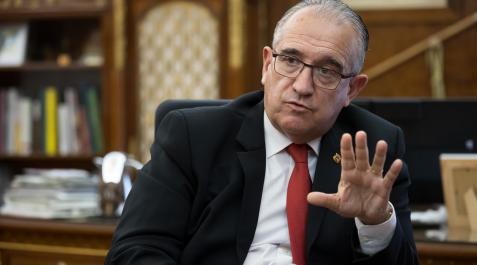 El alcalde Enrique Maya, en su despacho de la Casa Consistorial de Pamplona El alcalde Enrique Maya, en su despacho de la Casa Consistorial de Pamplona