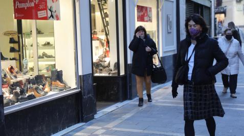 escaparates Varias personas, protegidas con mascarillas, caminan por el centro del Casco Viejo de Pamplona
