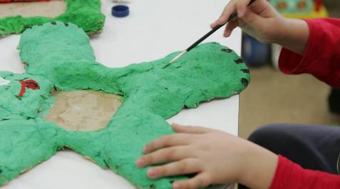 manualidades Paciente de Pediatría haciendo manualidades en Clínica Universidad de Navarra