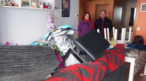 Maite Barbarin Hermoso de Mendoza y Adriano Becerra Gallego miran los enseres amontonados en su piso