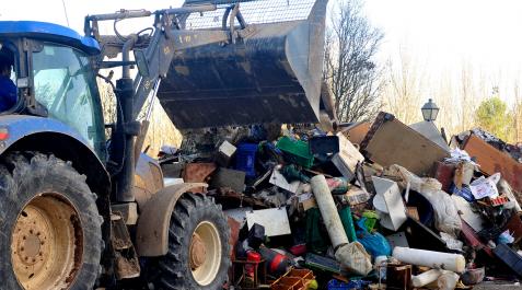 Un tractor apila residuos recogidos en Funes, una vez reducido el nivel del agua que inundó calles y parcelas Un tractor apila residuos recogidos en Funes, una vez reducido el nivel del agua que inundó calles y parcelas