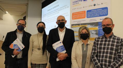 De izqda a dcha, Carlos Rey Castro, de la Universidad de Lleida; Alba Ezquerra, de Laboratorios Enosán; Francisco Laborda, de Universidad de Zaragoza y coordinador del proyecto; Ana Isabel Vitas, de la Universidad de Navarra, y Jairo Gómez, de la empresa De izqda a dcha, Carlos Rey Castro, de la Universidad de Lleida; Alba Ezquerra, de Laboratorios Enosán; Francisco Laborda, de Universidad de Zaragoza y coordinador del proyecto; Ana Isabel Vitas, de la Universidad de Navarra, y Jairo Gómez, de la empresa Navarra de Infraestructuras Locales (NILSA)