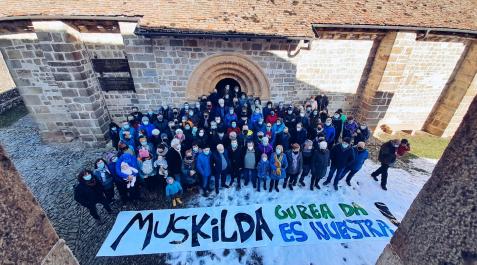 Concentración vecinal del domingo en Ochagavía reclamando la propiedad de Muskilda Concentración vecinal del domingo en Ochagavía reclamando la propiedad de Muskilda