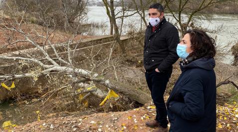 itziar gómez La consejera Itziar Gómez, junto al alcalde de Ribaforada, Tirso Calvo, evalúan los daños en la mota por la salida del río Ebro