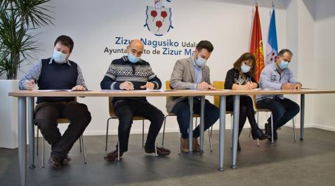 zizur firma 2022 Iñigo Goñi, José Ángel Saiz, Jon Gondán, Piluka García y Richard Ocaña firman el acuerdo presupuestario