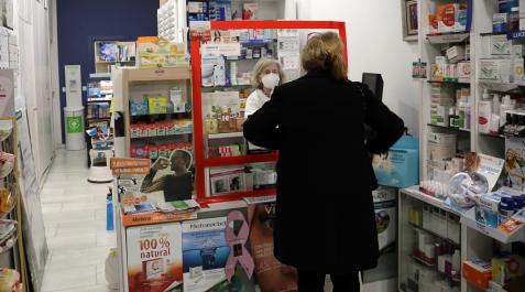 En la farmacia pamplonesa de Ana Aliaga se acabaron ayer los test y esperan reponerlos hoy En la farmacia pamplonesa de Ana Aliaga se acabaron ayer los test y esperan reponerlos hoy