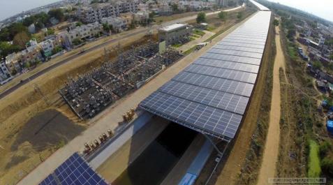 Imagen de un proyecto que cubre con placas solares un canal de agua en la India Imagen de un proyecto que cubre con placas solares un canal de agua en la India