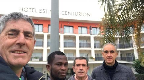 Voluntarios de Ayuda Contenedores acudieron al Hotel Centurión, de Cambrils, a recoger los colchones. De izquierda a derecha: José María Puig (presidente de la ong), Atta Poku, Juan José Cía y José Antonio González. En la fotografía de arriba, Atta Poku c Voluntarios de Ayuda Contenedores acudieron al Hotel Centurión, de Cambrils, a recoger los colchones. De izquierda a derecha: José María Puig (presidente de la ong), Atta Poku, Juan José Cía y José Antonio González. En la fotografía de arriba, Atta Poku carga con uno de los 270 colchones que trasladaron a Pamplona
