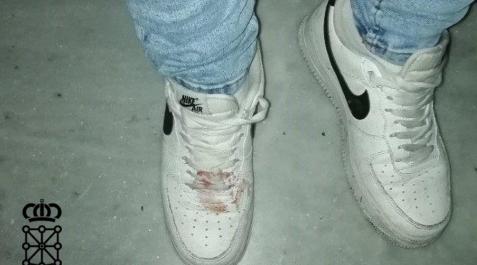 Restos de sangre en la zapatilla del presunto agresor Restos de sangre en la zapatilla del presunto agresor