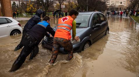 InundacionesPamplona Voluntarios y agentes suman fuerzas para salvar un coche
