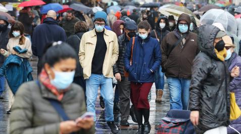 MascarillasHoy Varias personas con mascarilla en Madrid,este viernes 25 de diciembre