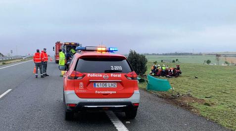 los arcos Lugar del accidente, con efectivos de Policía Foral, bomberos y emergencias sanitarias en el lugar