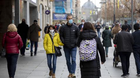 Varias personas pasean en Pamplona Varias personas pasean en Pamplona